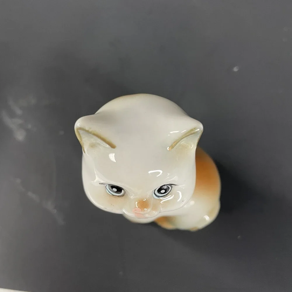 Vintage Sitting Cat Figurine Wearing Bow White and Brown‎ 3 1/4
